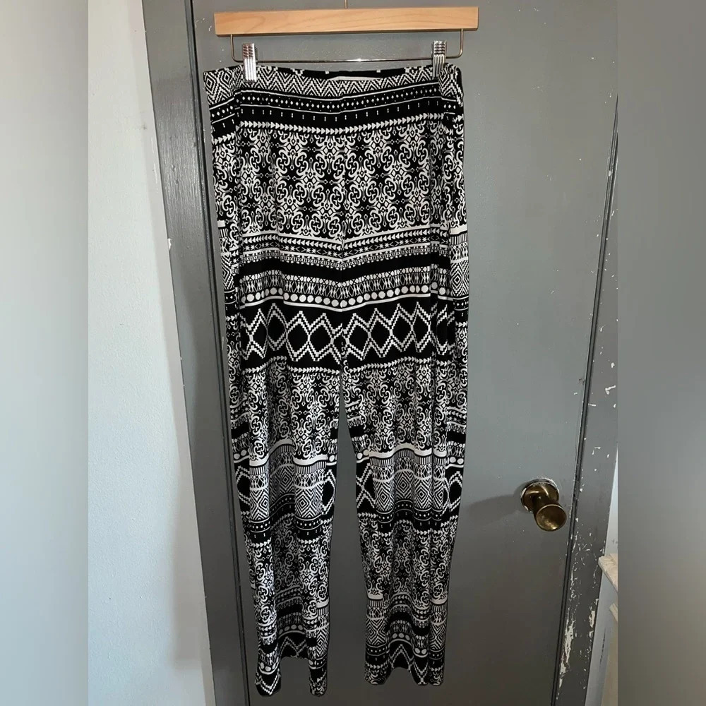 AB STUDIO pants. White and black boho pattern loose fitting size tag is faded.